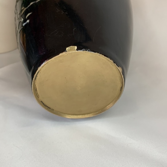 Vintage black Lacquer on brass with inlaid mother of pearl PEACOCKS vase - Picture 10 of 15